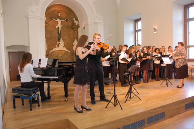 V. Kolaříková, J. Knettig - doprovod sboru