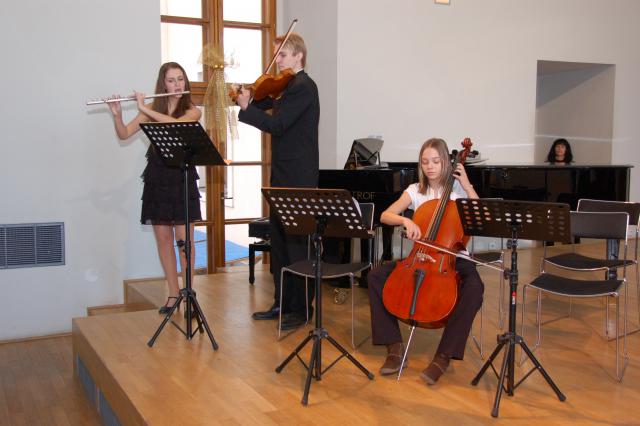 V. Kolaříková, J. Knettig, A. Melicharová - doprovod sboru